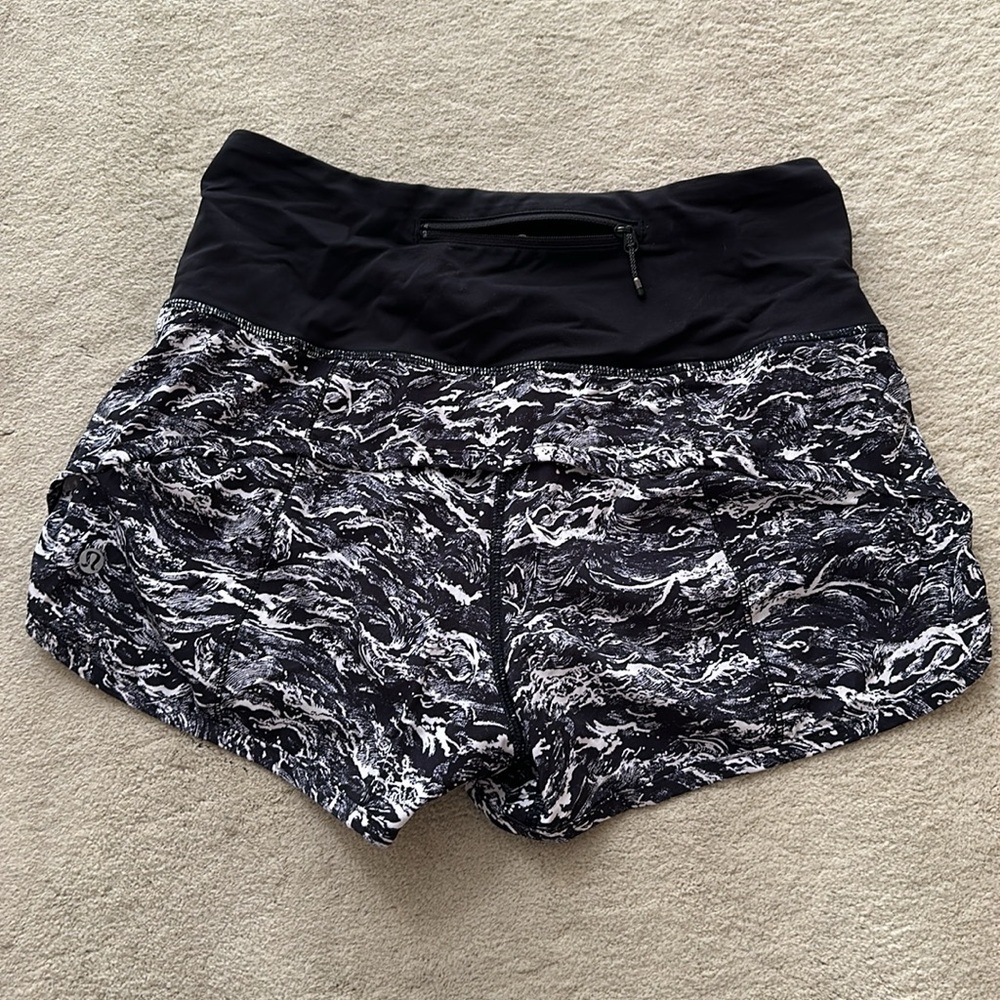 Sz 6 Lululemon high rise speed shorts Black White Nani wave pattern 2.5 rise - Picture 4 of 5